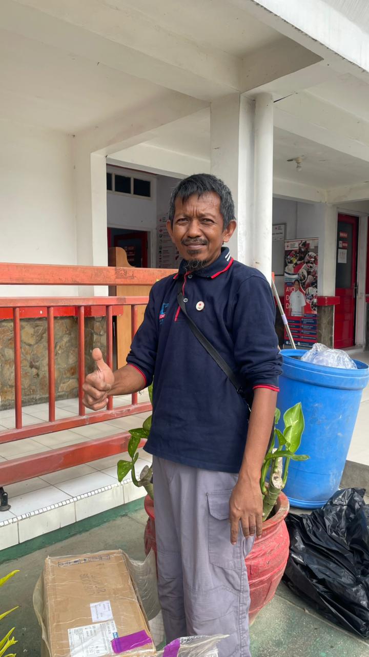 Pak Bela sedang melaksanakan kegiatannya di pagi hari sebelum apel pagi berlangsung.